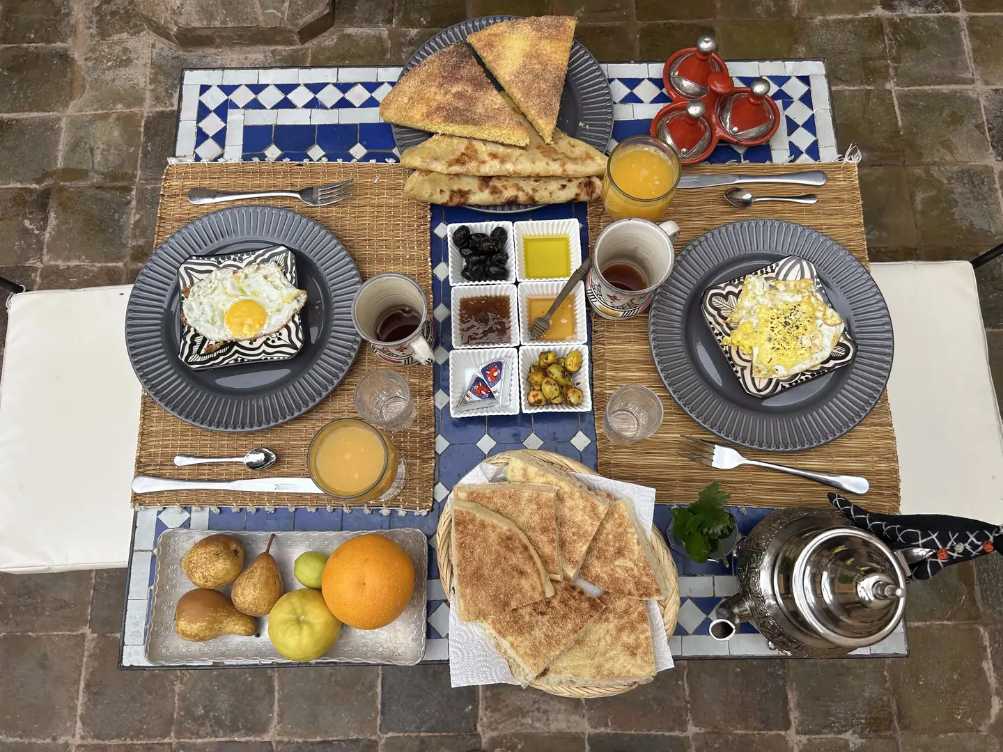Table de petit-déjeuner marocaine au Riad Dar Laure