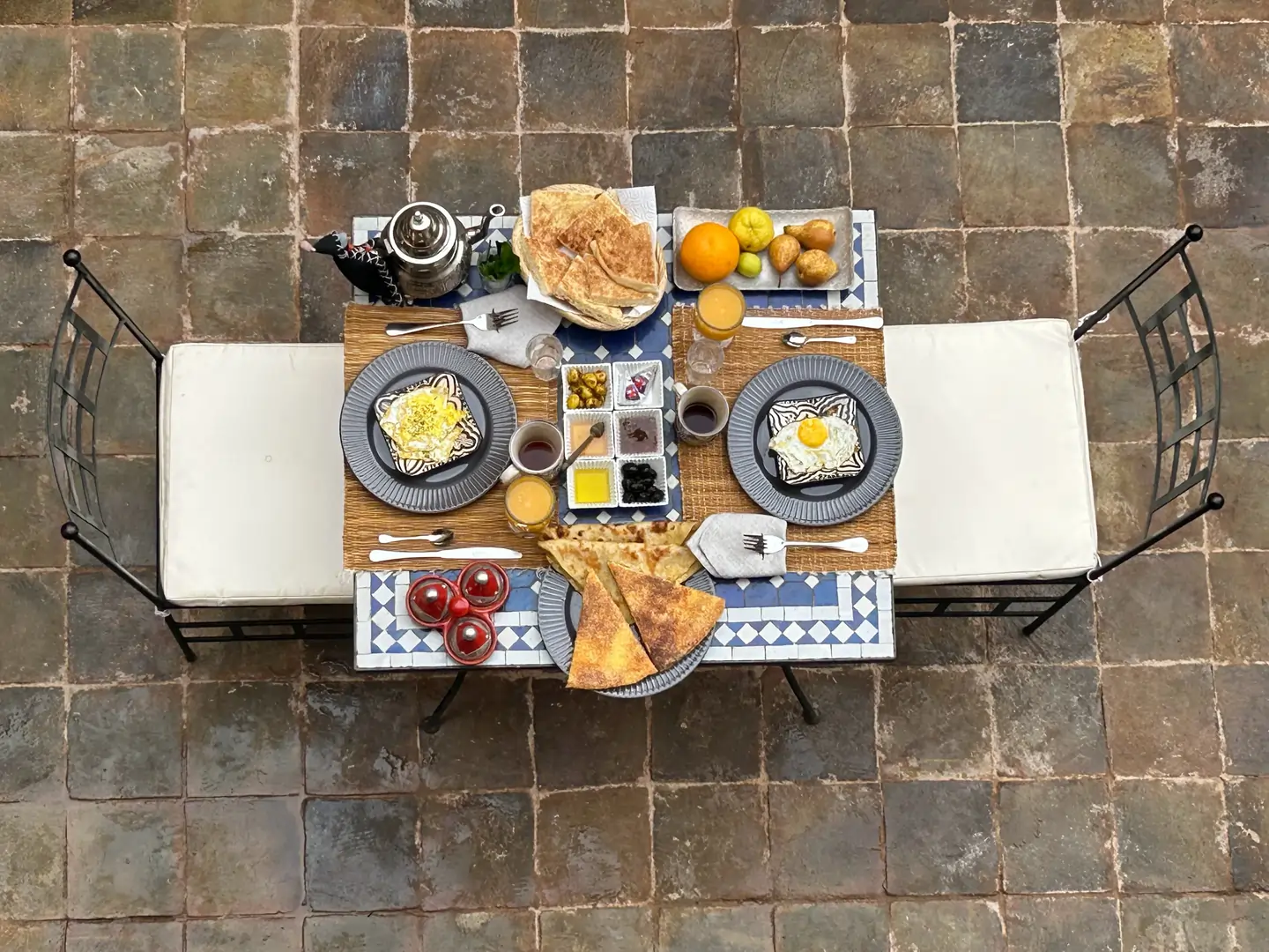 Petit-déjeuner marocain servi dans la cour du Riad Dar Laure