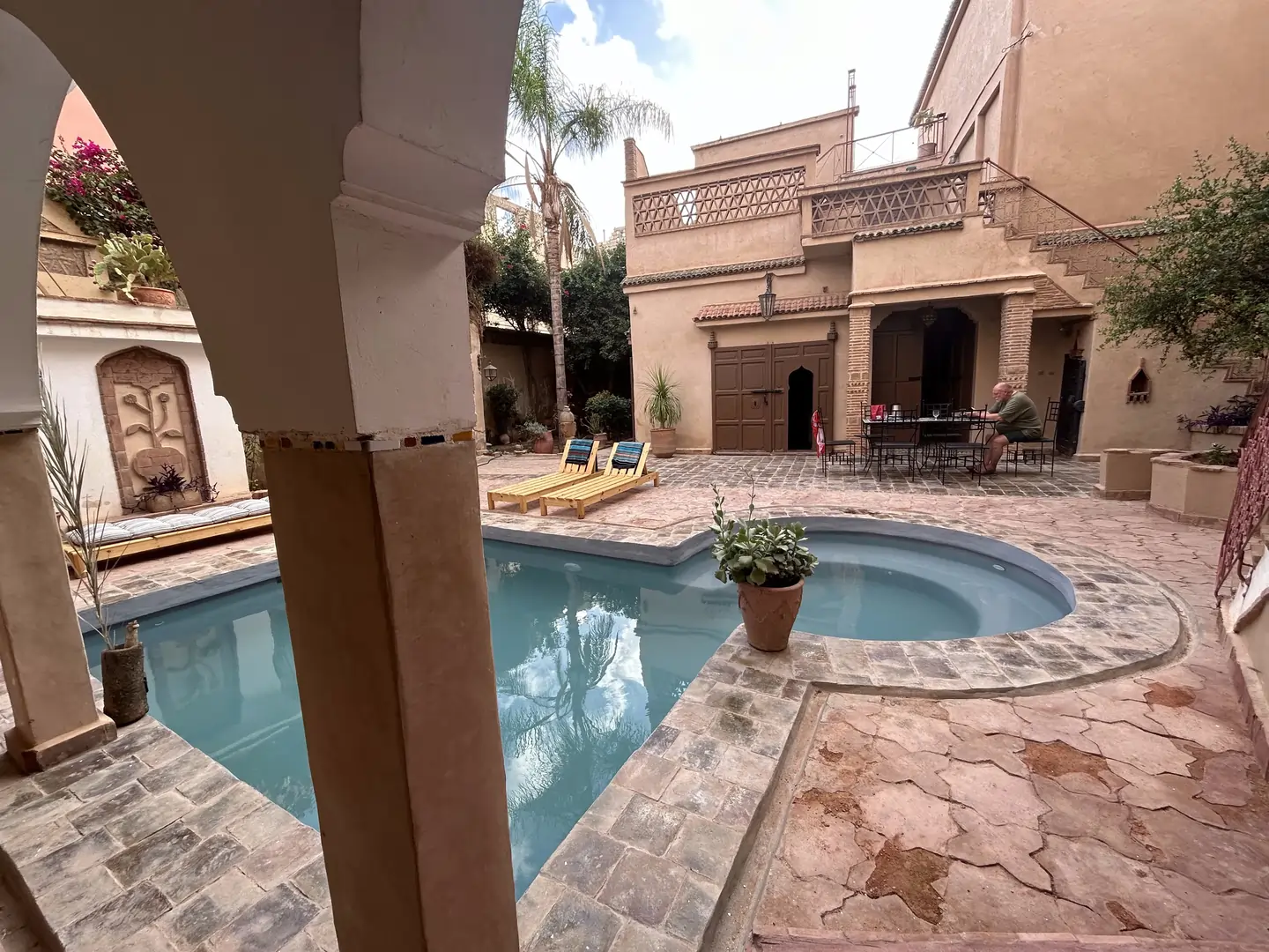 Piscine et arches de la cour intérieure du Riad Dar Laure
