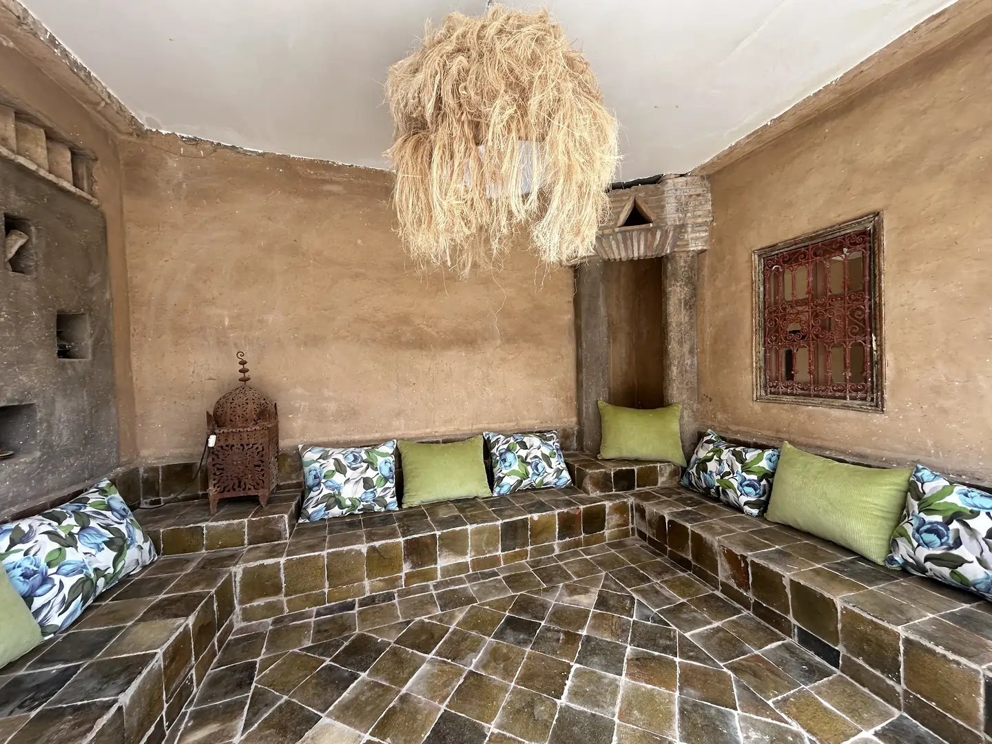 Salon du riad sous une lumière douce