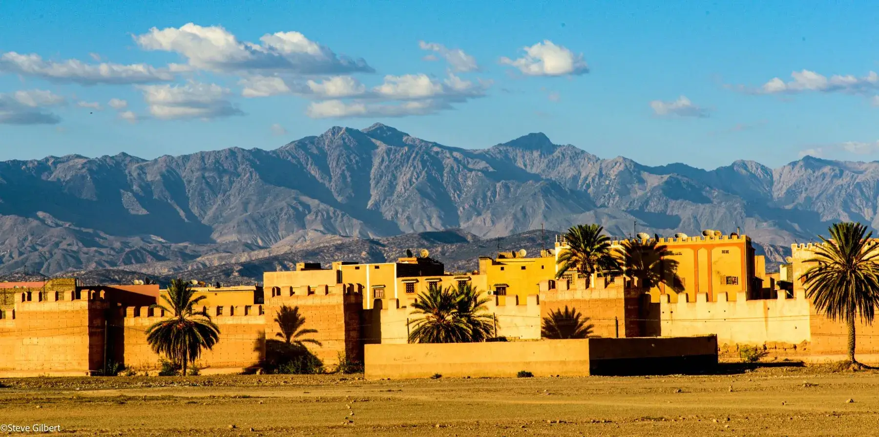 Paysage de Taroudant avec les montagnes de l’Atlas en arrière-plan