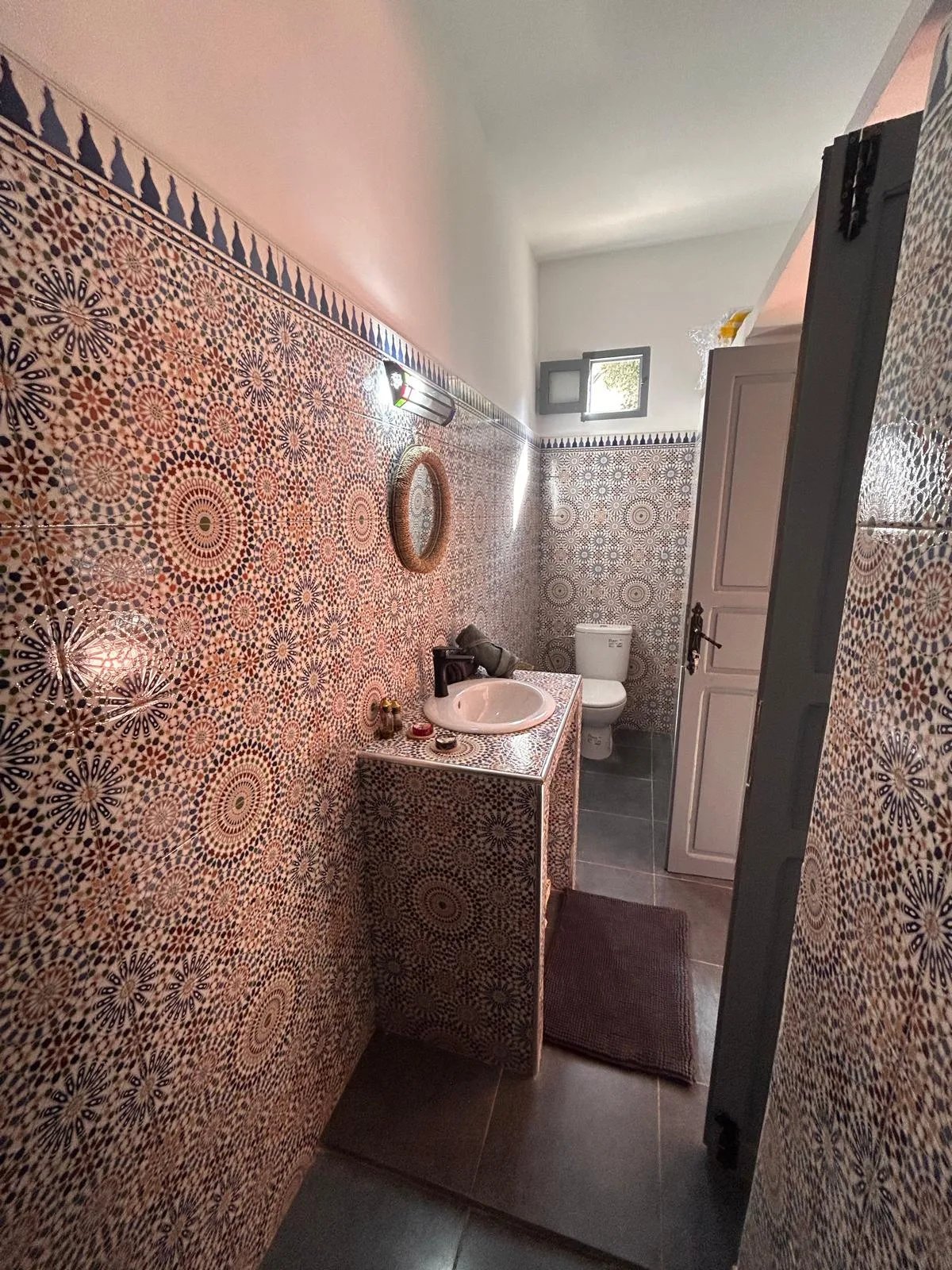 Accès à la chambre terracotta